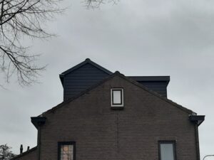 Dakopbouw met verlegde nok in combinatie met dakkapellen plat dak